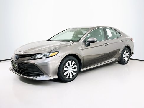 Used 2020 Toyota Camry LE image 3