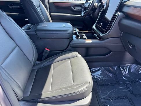Used 2025 GMC Yukon XL Denali AWD/4WD image 7