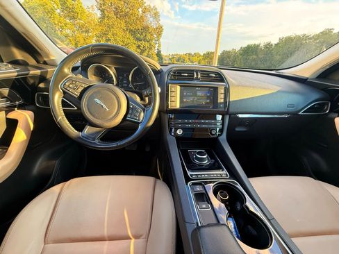 Used 2017 Jaguar F-PACE Premium image 23