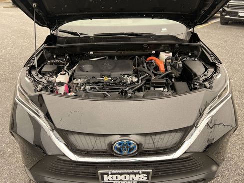 Used 2023 Toyota Venza LE image 26