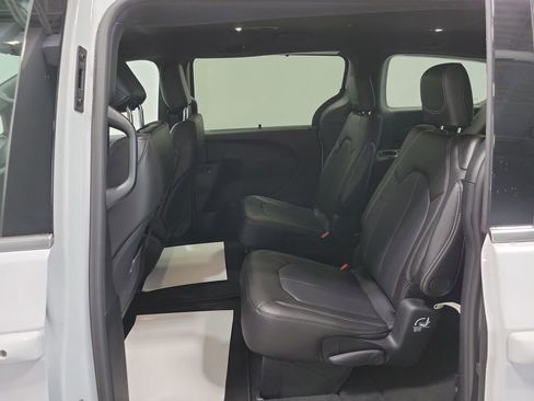 New 2026 Chrysler Pacifica Select image 11