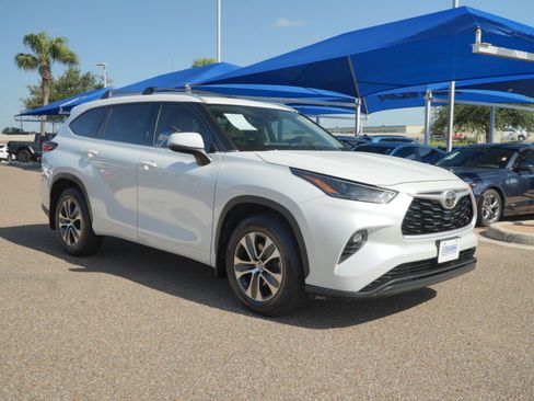 Used 2022 Toyota Highlander XLE FWD image 3