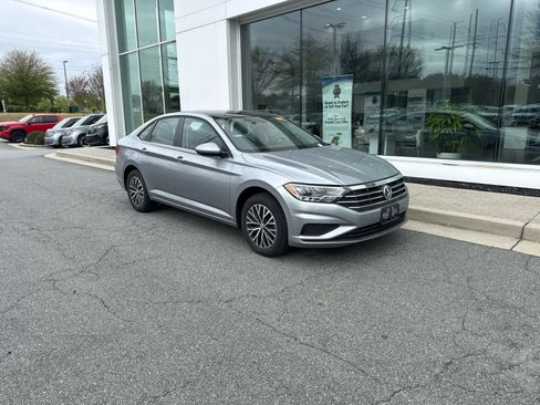 Used 2021 Volkswagen Jetta SE image 2