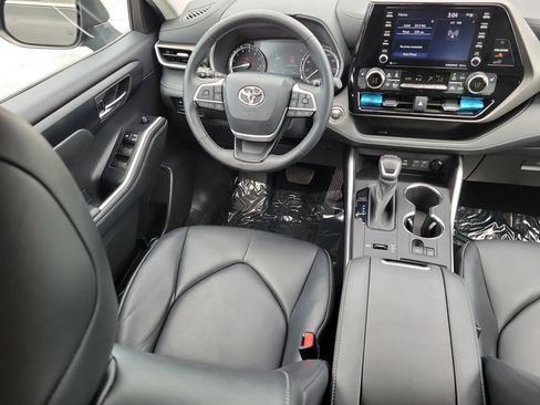 Used 2022 Toyota Highlander XLE FWD image 10