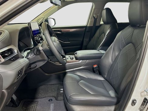 New 2025 Toyota Highlander Platinum image 18