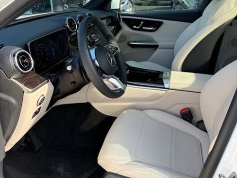 Used 2025 Mercedes-Benz GLC 300 image 7