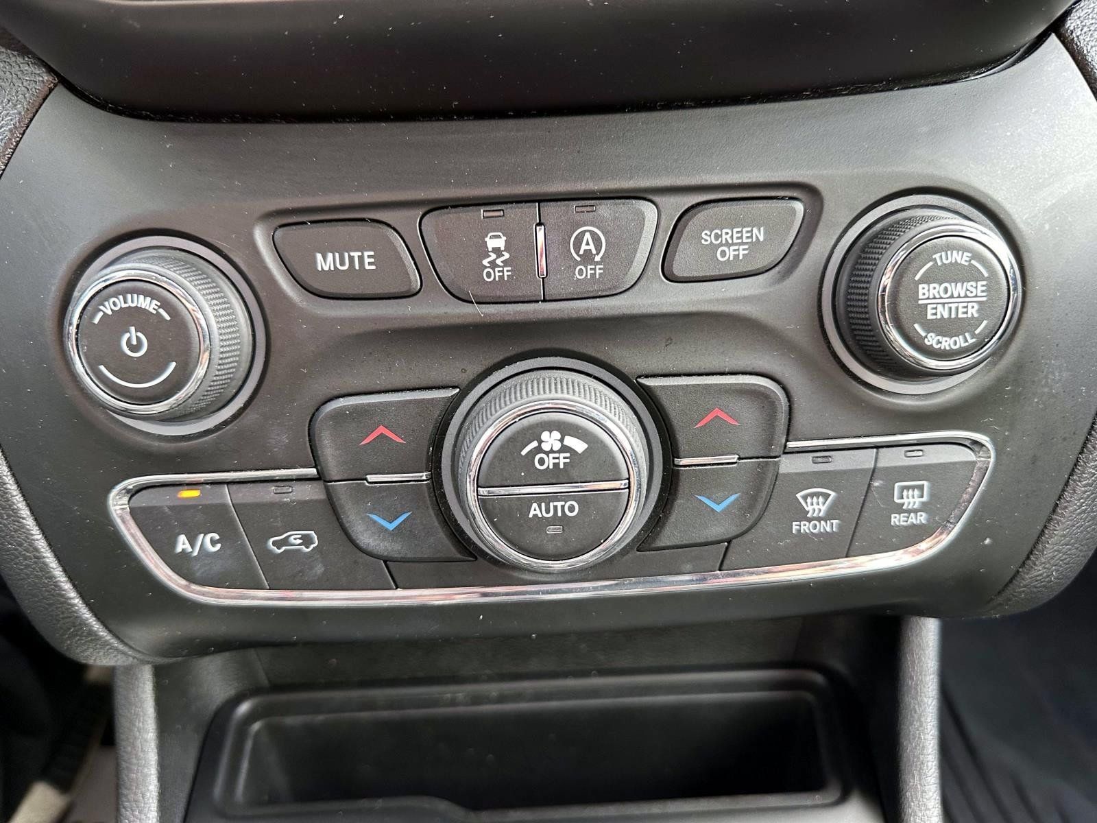 Used 2019 Jeep Cherokee Limited AWD/4WD image 26