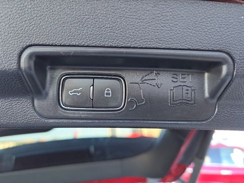 Used 2021 Ford Explorer XLT image 32