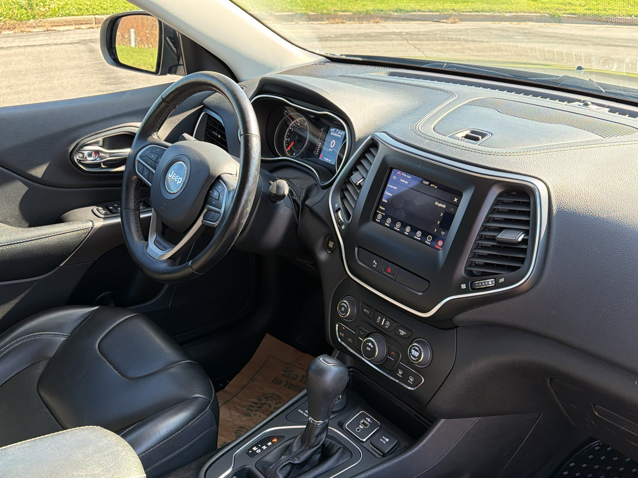 Used 2020 Jeep Cherokee Latitude Plus w/ Cold Weather Group AWD/4WD image 25