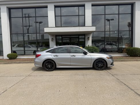 Used 2023 Honda Civic Sport image 3