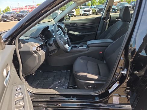 Used 2025 Nissan Altima 2.5 SV FWD image 19