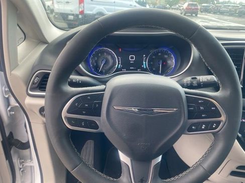 Used 2024 Chrysler Pacifica Touring-L FWD image 11