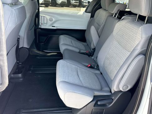 Used 2025 Toyota Sienna LE FWD image 13