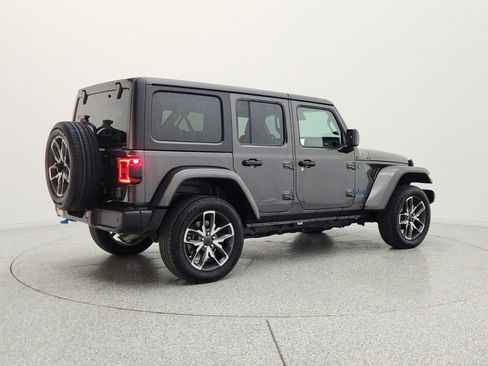 Used 2024 Jeep Wrangler Unlimited w/ Convenience Group AWD/4WD image 5