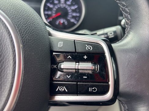 Used 2023 Kia Carnival LX FWD image 23