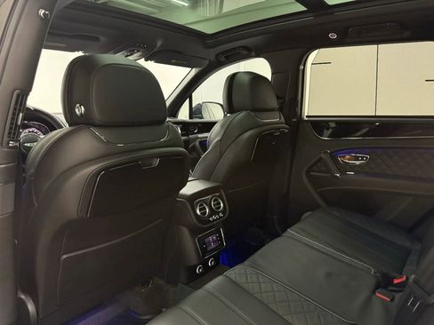 Used 2018 Bentley Bentayga Black Edition image 17