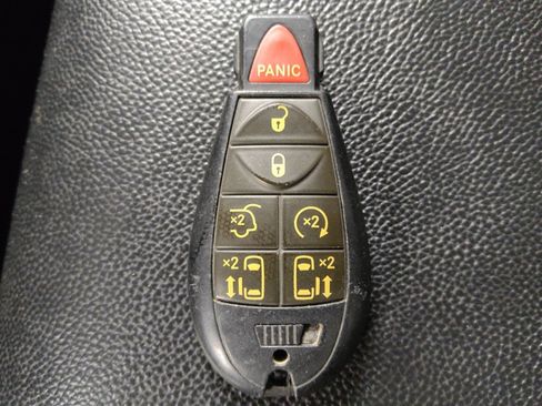 Used 2016 Chrysler Town & Country Touring w/ Driver Convenience Group image 32