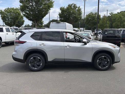 Used 2025 Nissan Rogue SV FWD image 5