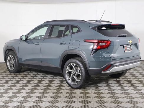 Used 2025 Chevrolet Trax LT FWD image 6