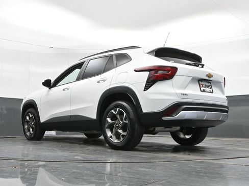 Used 2025 Chevrolet Trax LT w/ LT Convenience Package FWD image 48