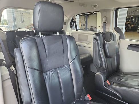 Used 2016 Chrysler Town & Country Limited Platinum FWD image 30