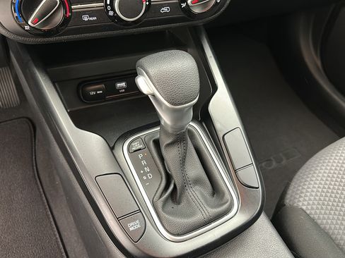 Used 2025 Kia Soul LX w/ LX Technology Package FWD image 17