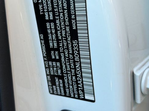 Certified 2022 Porsche Macan AWD/4WD image 29