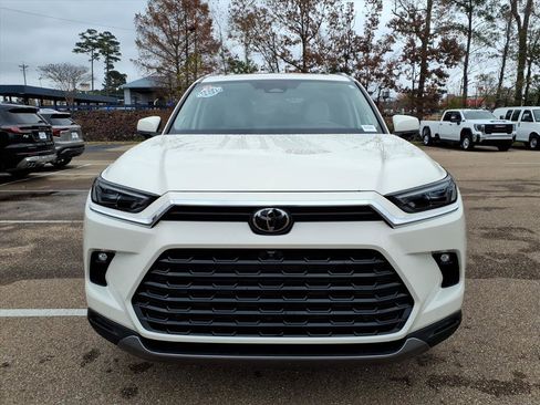 Used 2024 Toyota Grand Highlander Platinum image 2