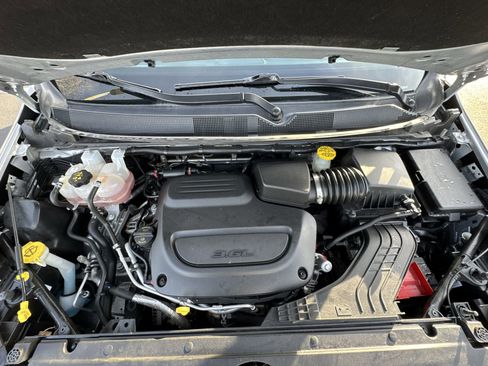 Used 2023 Chrysler Pacifica Touring-L image 27