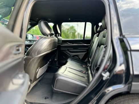 Used 2025 Jeep Grand Cherokee Limited AWD/4WD image 19
