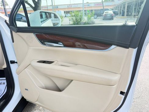 Used 2018 Cadillac XT5 Luxury w/ Driver Awareness Package AWD/4WD image 16