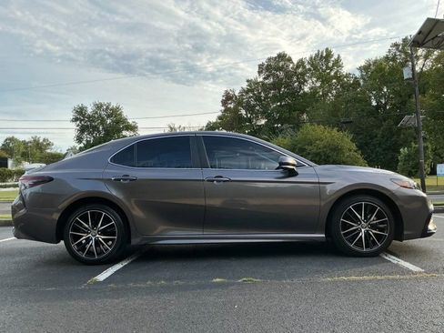 Used 2023 Toyota Camry SE image 4