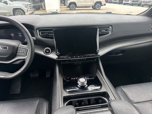 Used 2024 Jeep Wagoneer L Series II RWD image 9