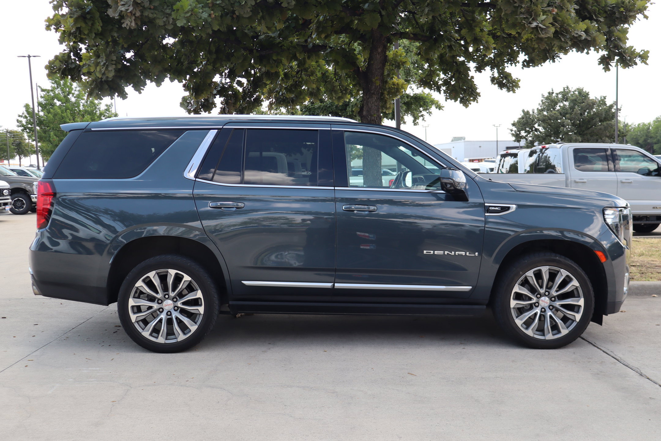 Used 2021 GMC Yukon Denali w/ Denali Premium Package AWD/4WD image 2