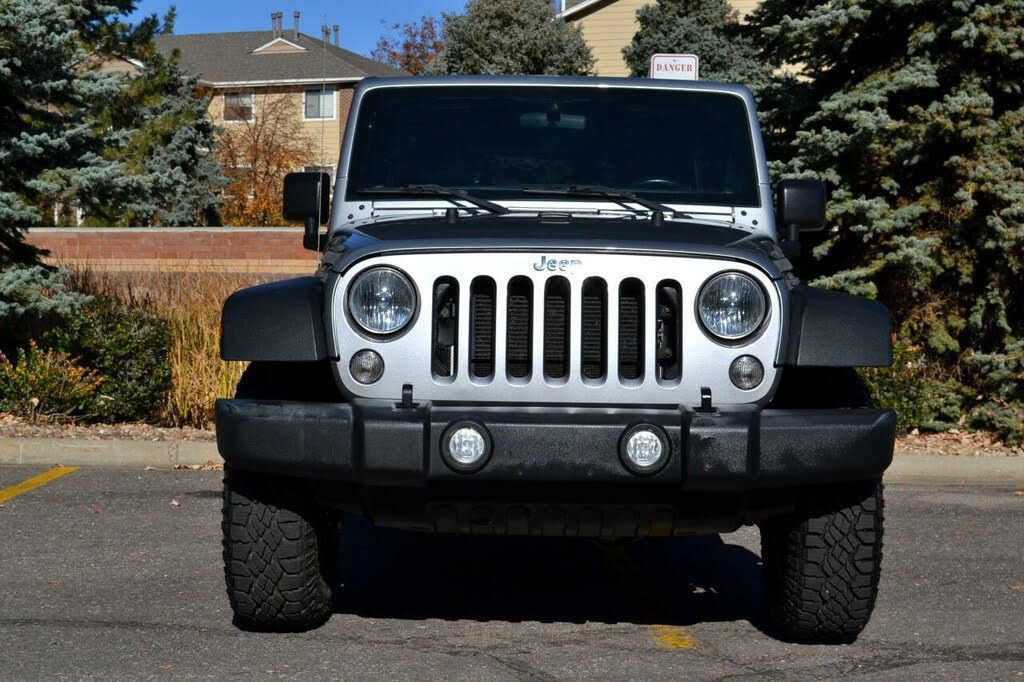 Used 2015 Jeep Wrangler Unlimited Rubicon w/ Dual Top Group AWD/4WD image 3