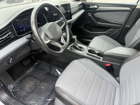 Used 2025 Volkswagen Jetta SE FWD image 12