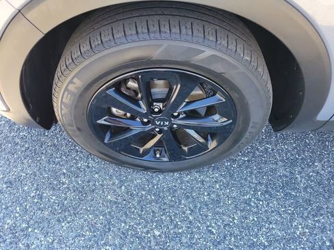 Used 2020 Kia Sorento LX image 5