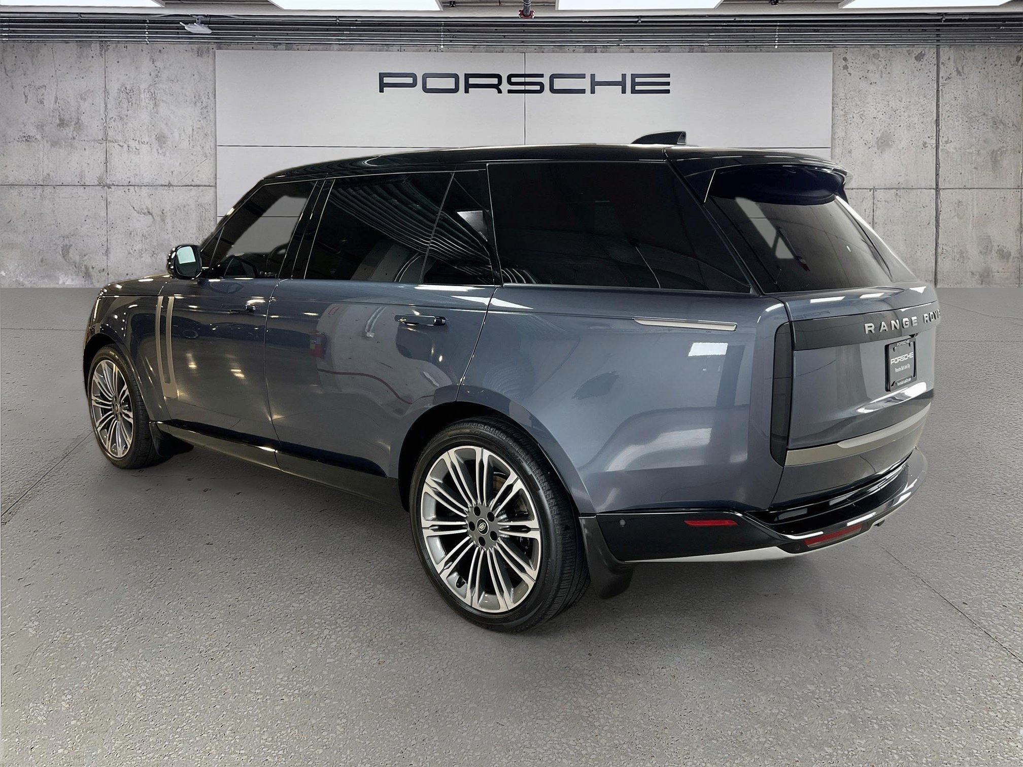 Used 2025 Land Rover Range Rover Long Wheelbase SE AWD/4WD image 3