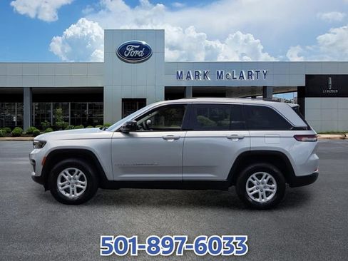 Used 2023 Jeep Grand Cherokee Laredo RWD image 3