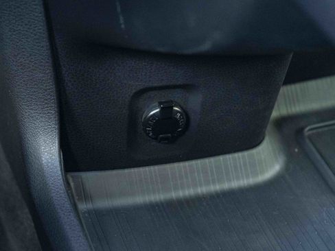 Used 2025 Toyota Sienna XLE FWD image 30