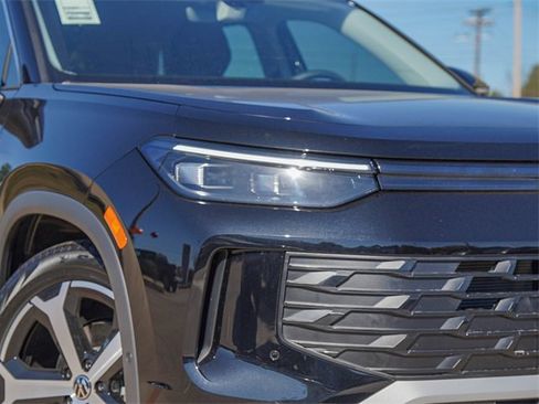 New 2026 Volkswagen Tiguan SE image 3