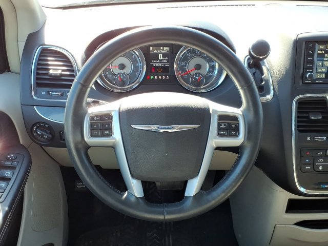 Used 2013 Chrysler Town & Country Touring-L w/ Driver Convenience Group FWD image 14