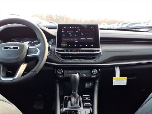 New 2026 Jeep Compass Latitude image 7