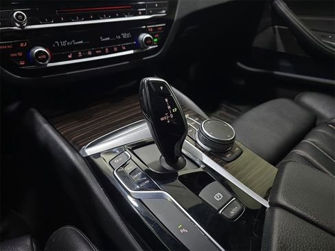 Used 2017 BMW 540i xDrive image 25