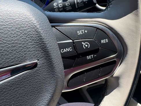 Used 2017 Chrysler Pacifica Limited w/ UConnect Theater Package FWD image 15