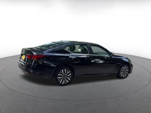 Used 2025 Nissan Altima 2.5 SV FWD image 15