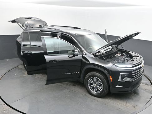 Used 2025 Chevrolet Traverse LT image 38