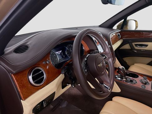 Used 2019 Bentley Bentayga image 23
