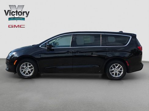 Used 2024 Chrysler Voyager LX FWD image 6