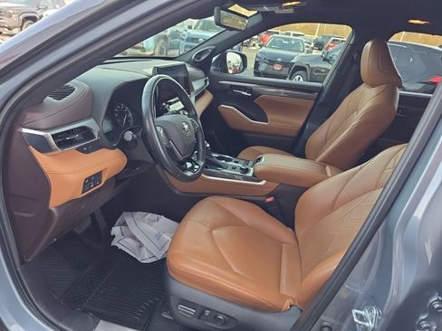 Used 2021 Toyota Highlander Platinum image 17